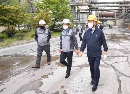 홍남기 부총리 겸 기획재정부 장관이 4월 28일 오후 시멘트 수급동향을 점검하기 위해 충북 단양군 한일시멘트 단양공장을 방문,석회석 채굴현장을 시찰하며 관계자의 설명을 듣고 있다.  [기획재정부 제공]